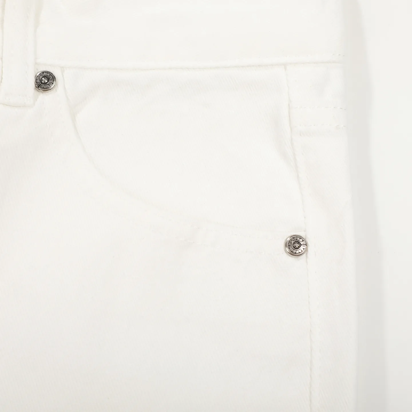 P280 Chrome Hearts/Chrome Hearts 25FW CH top denim large cross leather jeans (white) Chrome Hearts white cow king jeans Chrome Hearts' most popular color pants are made of beaded canvas fabric. Heavy washing makes the upper body of the fabric more textured and the pants are tall and straight! The three-dimensional cutting of the whole trousers is a masterpiece! The hardware is customized by zp. The beaded canvas fabric is thick and soft after being washed. It has good breathability. Customized small leather label. Unique design. The details are in place, simple and elegant, and the workmanship is exquisite. The whole trousers are neatly routed and the details are in place. Look for the correct version. Size: 28 30 32 34 (corresponding to s-xl) Detailed size can be found in Figure 9
